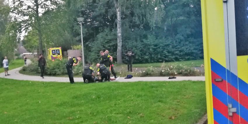 Hulpverleners ontfermen zich over slachtoffer Hulpverleners ontfermen zich over slachtoffer