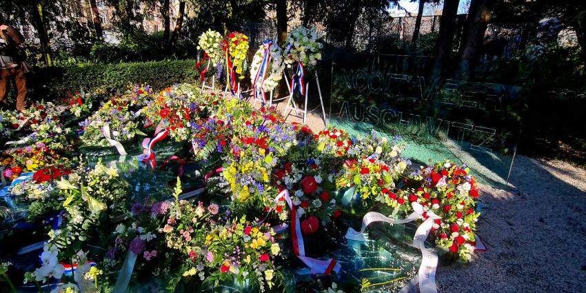 Kransen en bloemen bij het Spiegelmonument Kransen en bloemen bij het Spiegelmonument