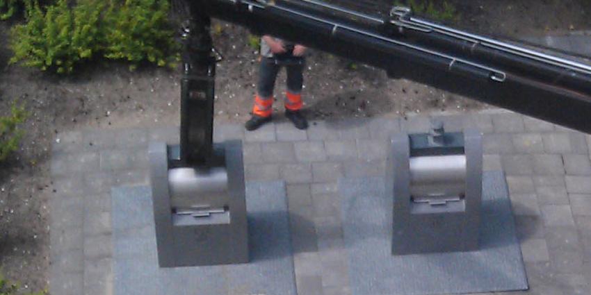 Pasgeboren baby achtergelaten in ondergrondse vuilcontainer Pasgeboren baby achtergelaten in ondergrondse vuilcontainer