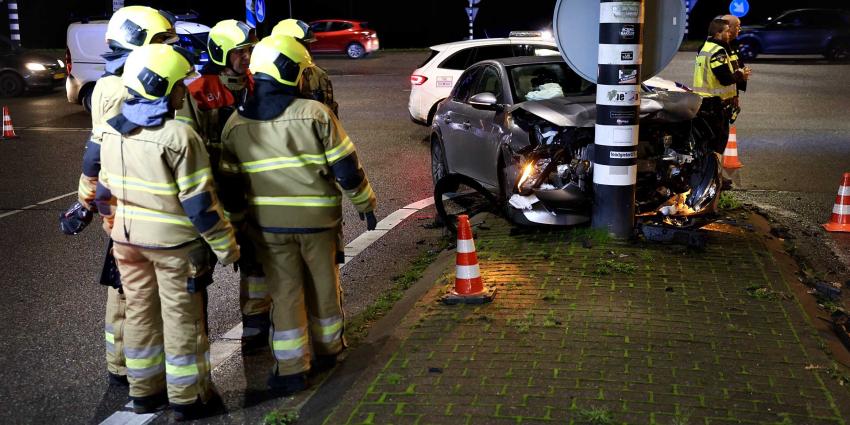 auto-verkeersmast-brandweermannen-politie auto-verkeersmast-brandweermannen-politie