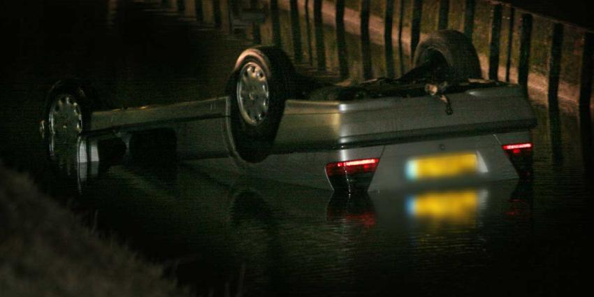 Auto op zijn kop in water, politie en omstanders redden gezin Auto op zijn kop in water, politie en omstanders redden gezin