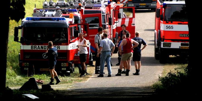 Brandweer druk met bestrijden grote heidebrand bij Ede Brandweer druk met bestrijden grote heidebrand bij Ede