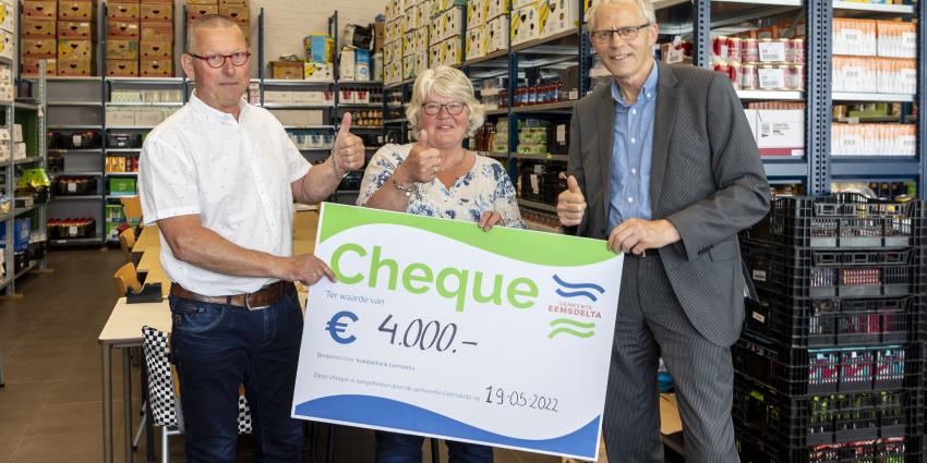 Cheque voor voedselbank Eemsdelta Cheque voor voedselbank Eemsdelta