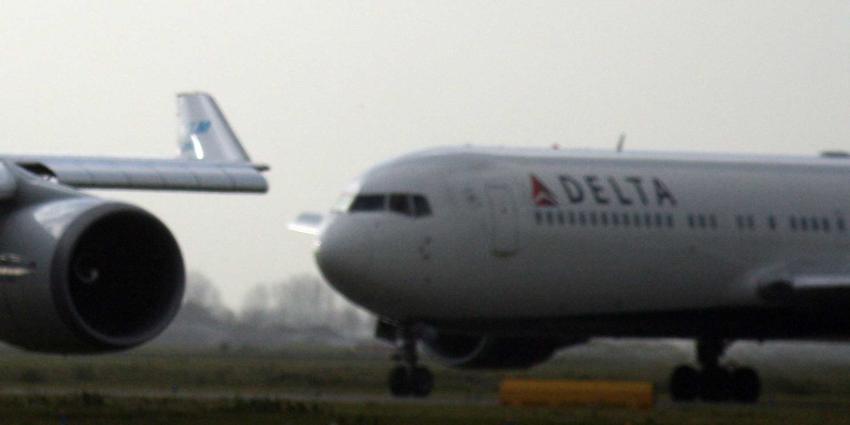 Drie mensen gewond nadat passagier probeert cockpit binnen te dringen Drie mensen gewond nadat passagier probeert cockpit binnen te dringen