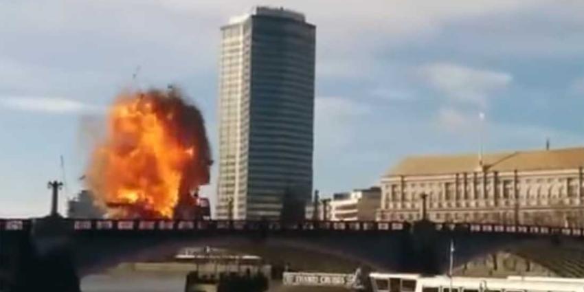 Stadsbus explodeert op brug in Londen, filmploeg verrast toeristen Stadsbus explodeert op brug in Londen, filmploeg verrast toeristen