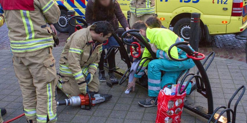 Meisje vast met been in fietsrek Meisje vast met been in fietsrek