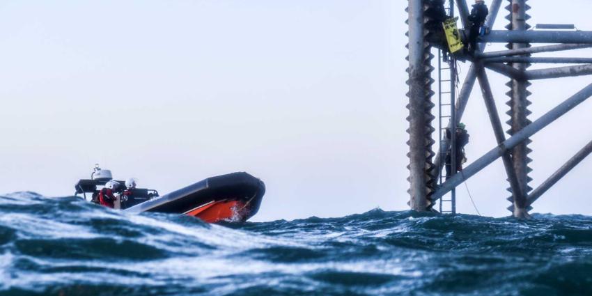 Negen aanhoudingen actie Greenpeace boorplatform Schiermonnikoog Negen aanhoudingen actie Greenpeace boorplatform Schiermonnikoog