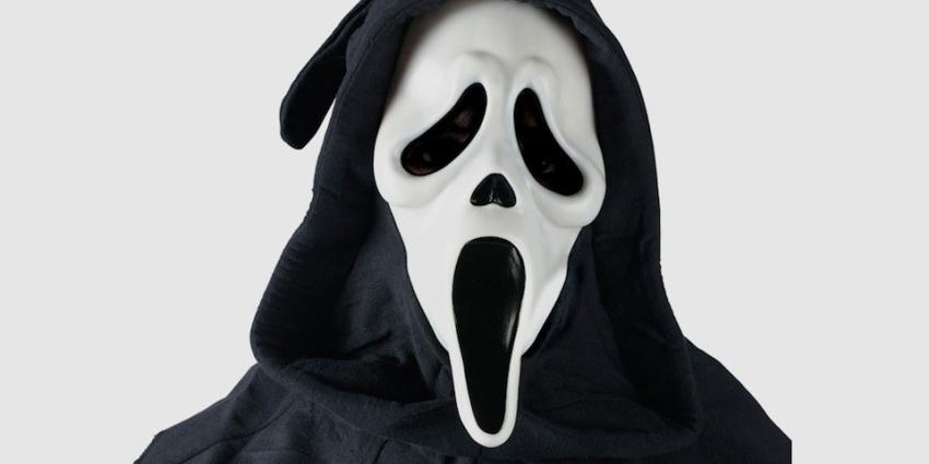 Tieners met maskers op laten mensen schrikken Tieners met maskers op laten mensen schrikken