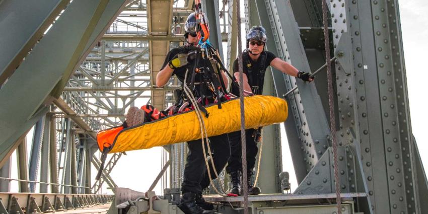 Hoogtereddingsteam brandweer haalt nepgewonden van Hefbrug Hoogtereddingsteam brandweer haalt nepgewonden van Hefbrug