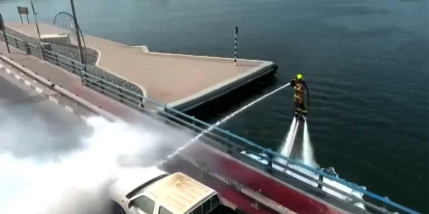Brandweer Dubai zet flyboard in om branden te blussen Brandweer Dubai zet flyboard in om branden te blussen