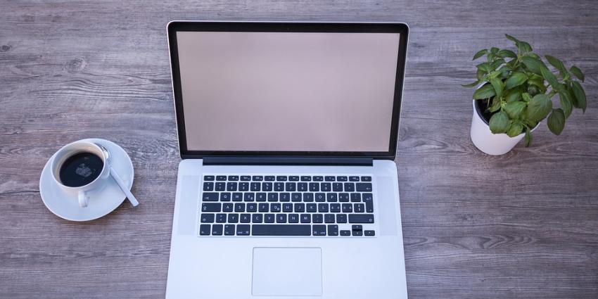 laptop naast koffie laptop naast koffie