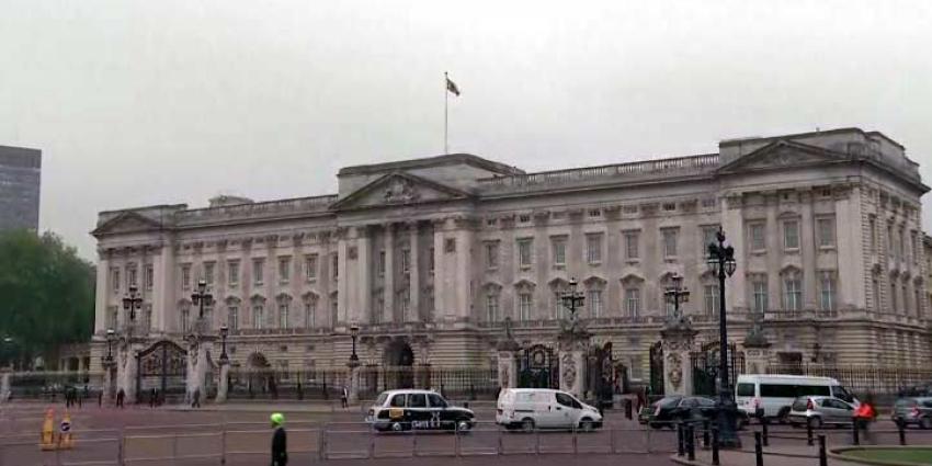 Terrorist bij Buckingham Palace had 1,2 meter lang zwaard Terrorist bij Buckingham Palace had 1,2 meter lang zwaard