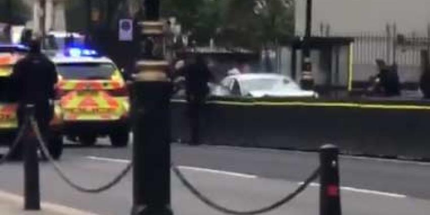 roadblock Auto crasht op roadblock bij parlementsgebouw Londen roadblock Auto crasht op roadblock bij parlementsgebouw Londen
