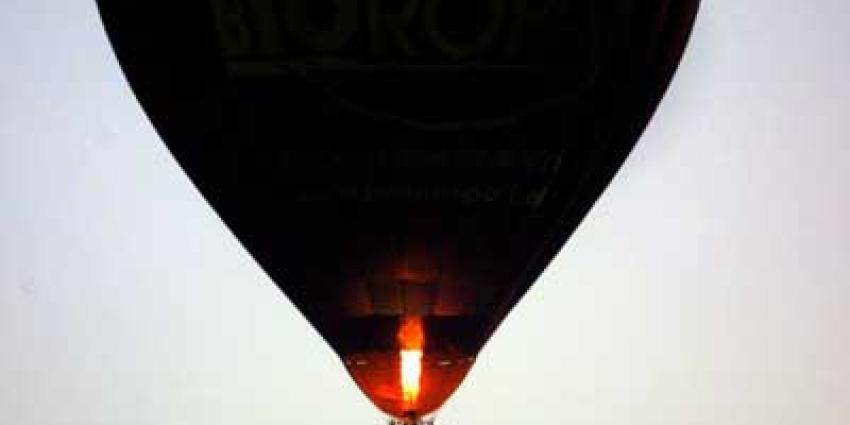 Piloot luchtballon bewusteloos geslagen door boer na landing in weiland Piloot luchtballon bewusteloos geslagen door boer na landing in weiland