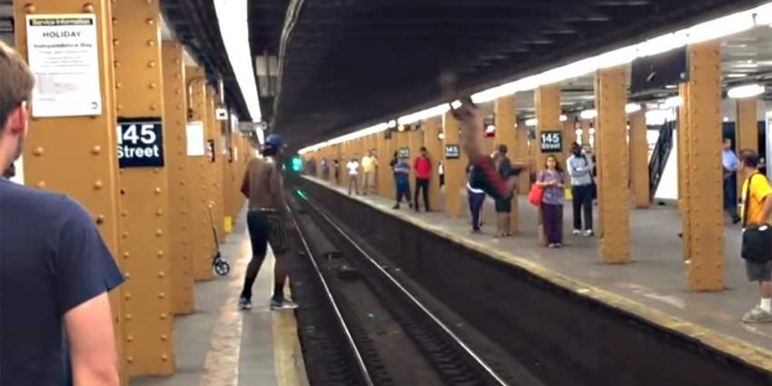 Sprong van ene naar andere metroperron loopt niet als gepland Sprong van ene naar andere metroperron loopt niet als gepland