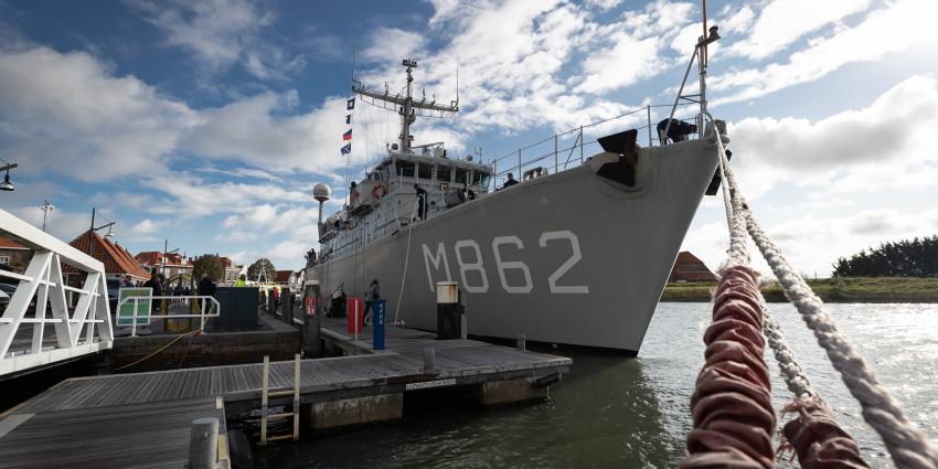 Mijnenjager Zr.Ms. Zierikzee Mijnenjager Zr.Ms. Zierikzee