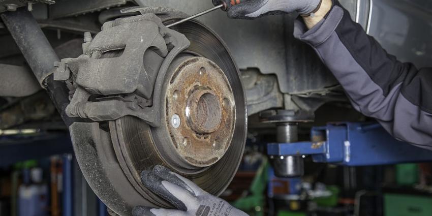 monteur bezig met remschijf monteur, auto, band, wiel,