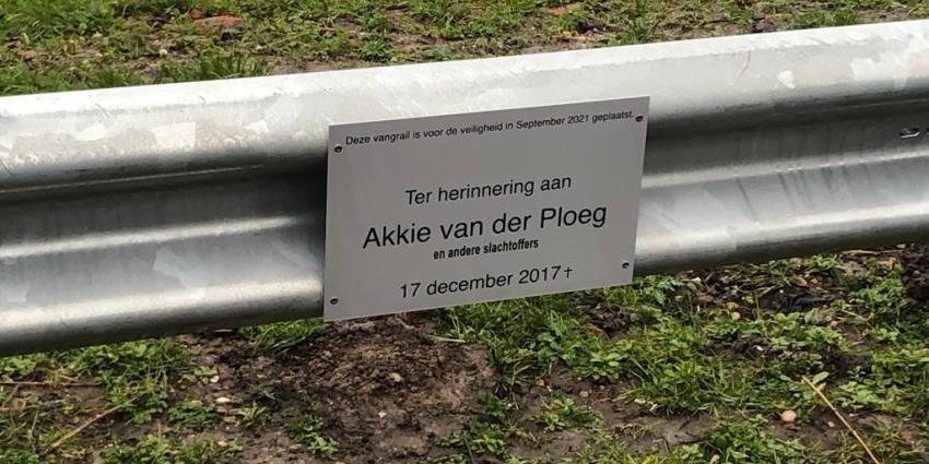 Onthulling gedenkplaatje langs het Van Starkenborghkanaal Onthulling gedenkplaatje langs het Van Starkenborghkanaal