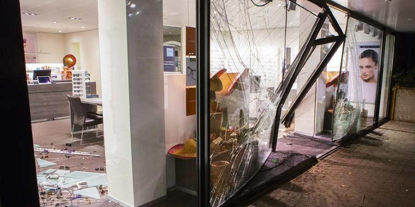 Veel schade na ramkraak op optiek in Son en Breugel Veel schade na ramkraak op optiek in Son en Breugel
