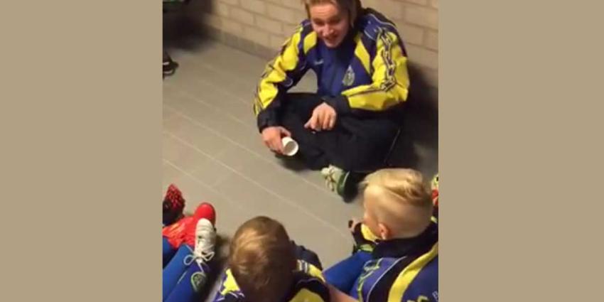Voetbaltrainer pept pupillen op met speciale rap