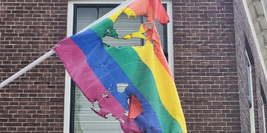 Regenboogvlag verbrand Regenboogvlag verbrand