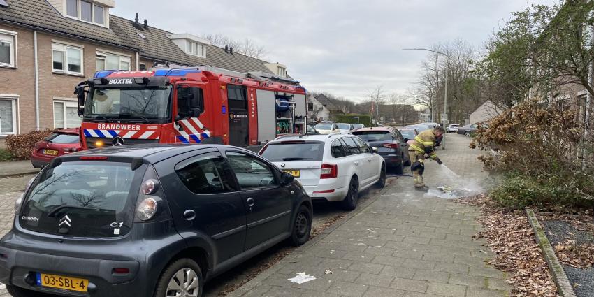 Brandweer blust smeulende resten Brandweer blust smeulende resten