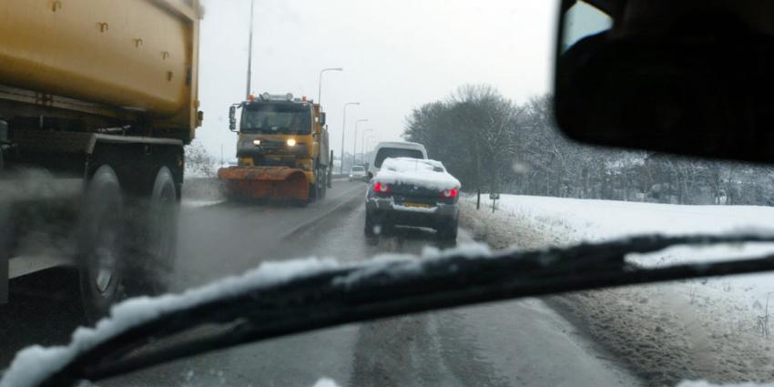 Rijkswaterstaat strooit 1,1 miljoen kilo zout weg op de snelwegen Rijkswaterstaat strooit 1,1 miljoen kilo zout weg op de snelwegen