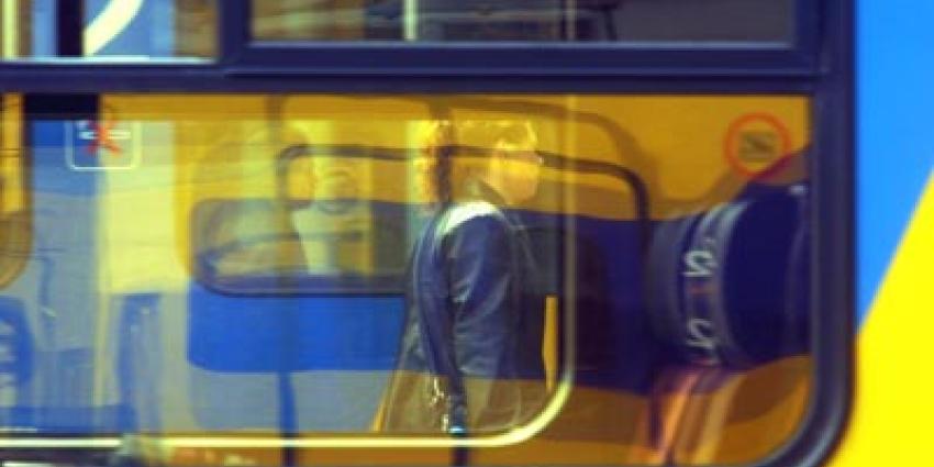 Pool met helm op in trein spuit pepperspray in gezicht passagiers Pool met helm op in trein spuit pepperspray in gezicht passagiers