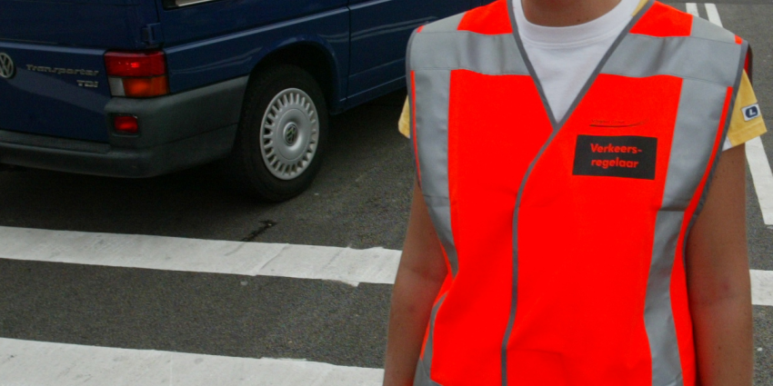 Verkeersregelaar aangereden; Haarlemmer aangehouden Verkeersregelaar aangereden; Haarlemmer aangehouden