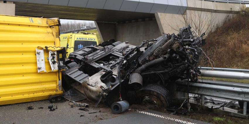 vrachtwagen-brugpijler-ongeval vrachtwagen-brugpijler-ongeval