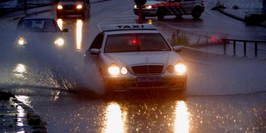 wateroverlast-regenval-taxi wateroverlast-regenval-taxi