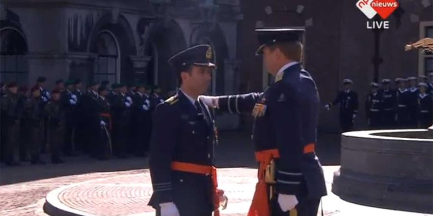 Militaire Willems-Orde door koning uitgereikt aan uit majoor-vlieger Roy de Ruiter Militaire Willems-Orde door koning uitgereikt aan uit majoor-vlieger Roy de Ruiter