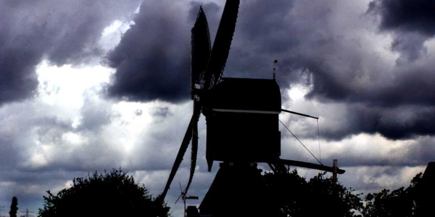 windmolen-wolken-tegenlicht windmolen-wolken-tegenlicht