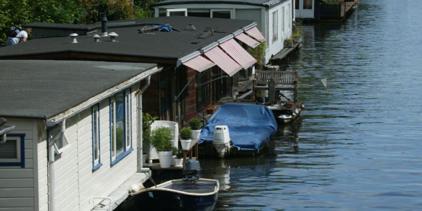 Amsterdam sluit 11 illegale hotelboten Amsterdam sluit 11 illegale hotelboten