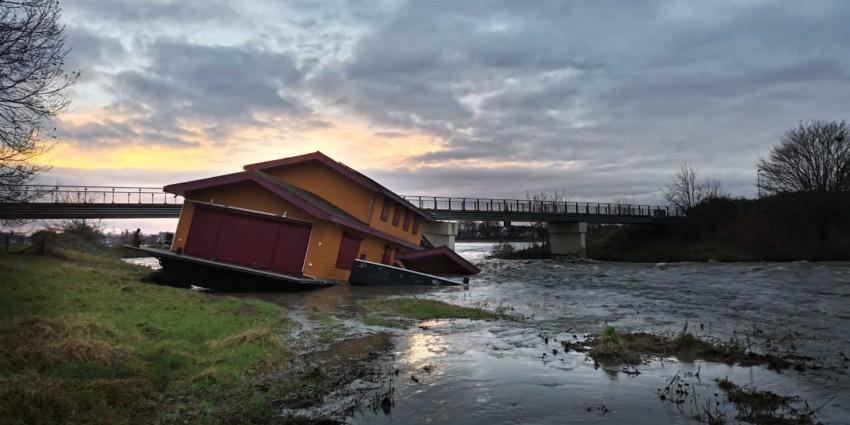 woonboot-brug-beschadigd woonboot-brug-beschadigd