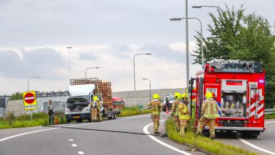 Kleine vrachtwagen in brand op afrit A20