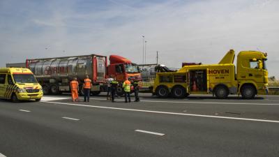 A4 deels dicht na botsing vrachtwagens