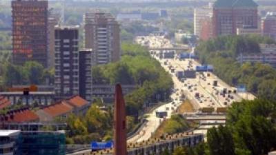 Economische activiteiten in Nederland brengen steeds minder schade toe aan het milieu.