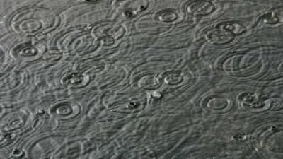 Drukke ochtendspits door regenval