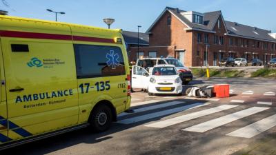 Scooter botst tegen auto