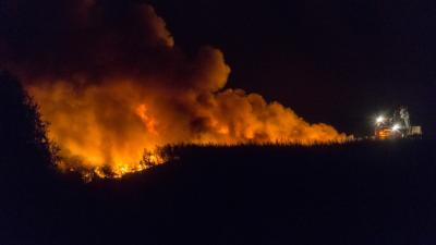 Graafmachine bedekt brand met zand