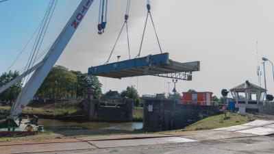 Verwijderen van brug bij Aduard Verwijderen van brug bij Aduard