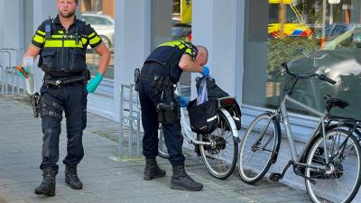 Agent met in beslag genomen mes