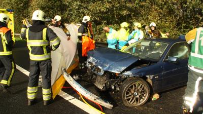 Foto van auto tegen vangrail op A28 | Henk Brunink