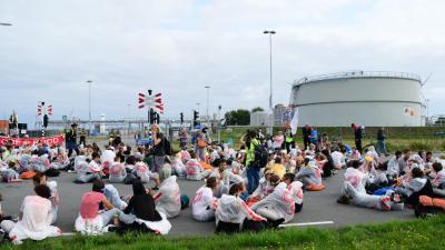 Zitactie bij tankpark Farmsum zitactie, tankpark, delfzijl, farmsum, code, rood