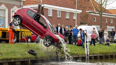 Foto van auto te water in Wildervank | Stichting VIP | www.parkstadveendam.nl Foto van auto te water in Wildervank | Stichting VIP | www.parkstadveendam.nl