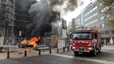 Auto volledig uitgebrand op bouwterrein Augustijnenkerk in Eindhoven