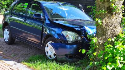 Auto tegen boom