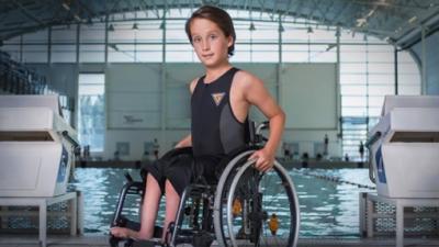 Hij zou helemaal niks kunnen. Nu zwemt Josh (12) iedereen eruit