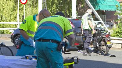 Scooter rijdt achtop auto in Veendam